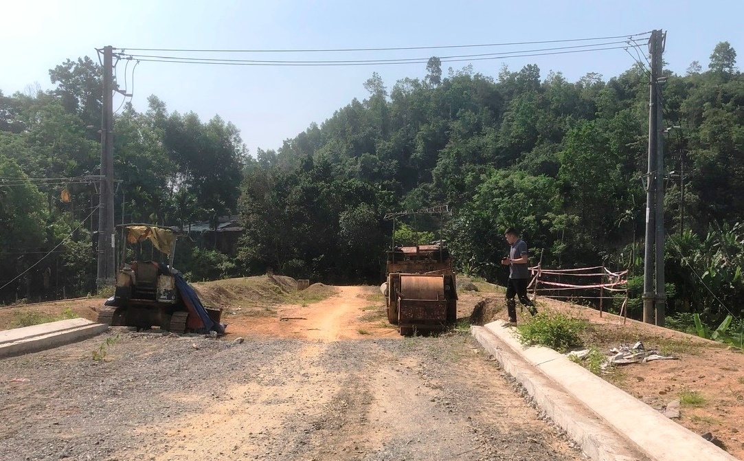 Dang dở tuyến đường tr&aacute;nh 70 tỉ ở huyện miền n&uacute;i Quảng Ng&atilde;i- Ảnh 3.