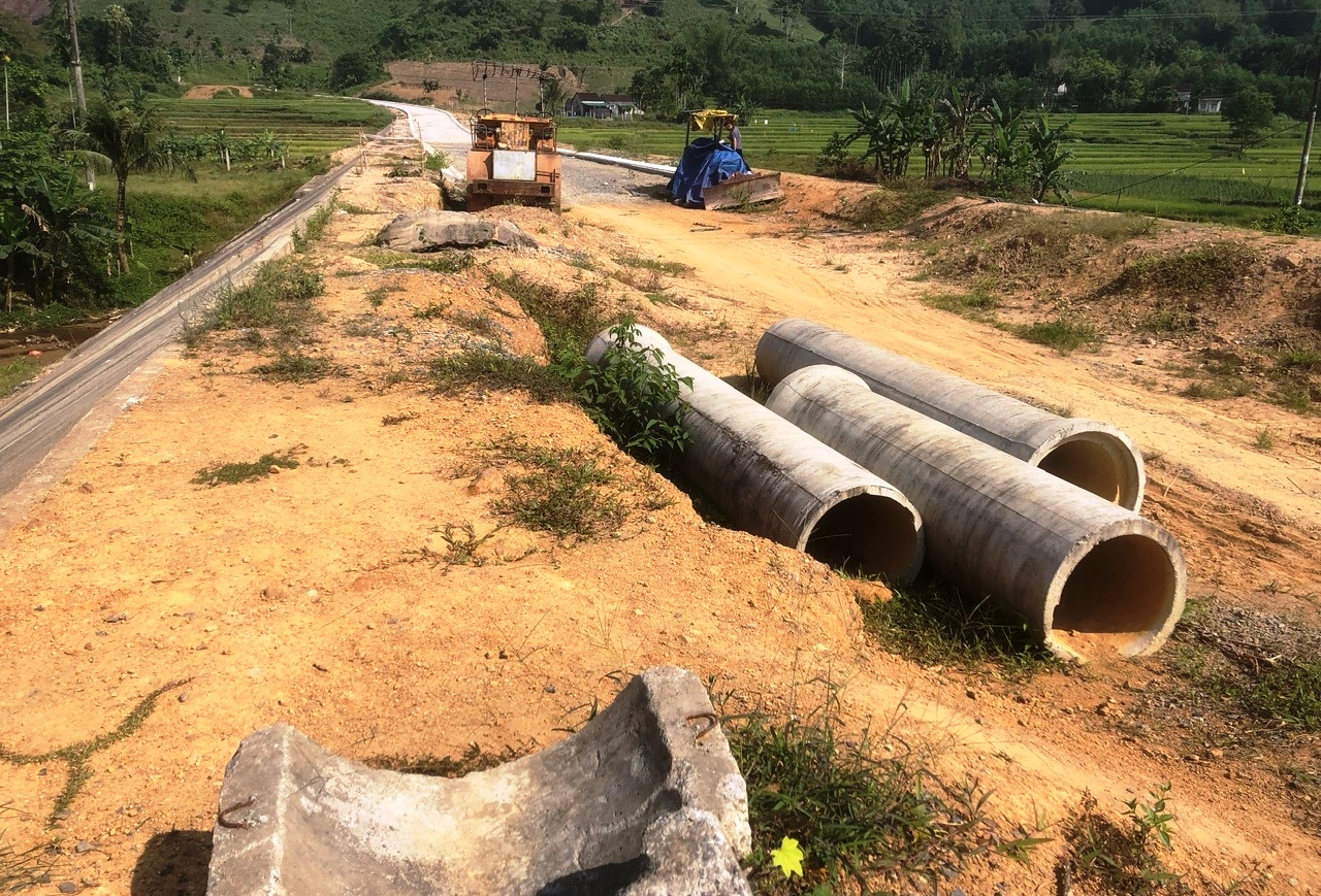 Dang dở tuyến đường tr&aacute;nh 70 tỉ ở huyện miền n&uacute;i Quảng Ng&atilde;i- Ảnh 1.