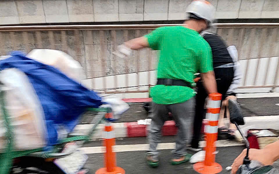Hàng chục người đi xe máy vừa ngã sõng soài trên cầu Sài Gòn