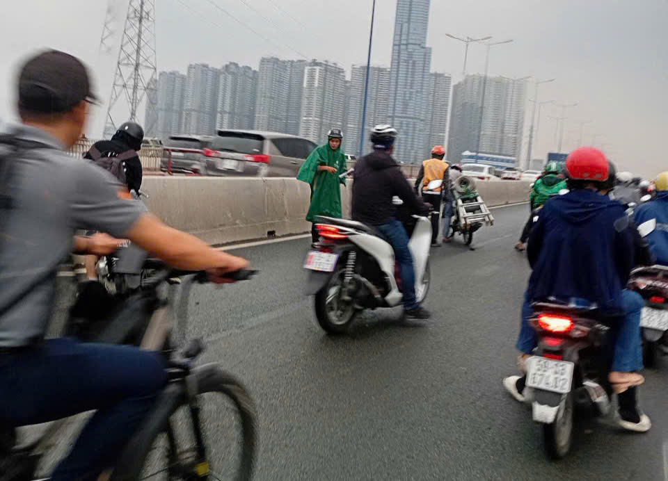 H&agrave;ng chục người đi xe m&aacute;y vừa ng&atilde; s&otilde;ng so&agrave;i tr&ecirc;n cầu S&agrave;i G&ograve;n- Ảnh 2.
