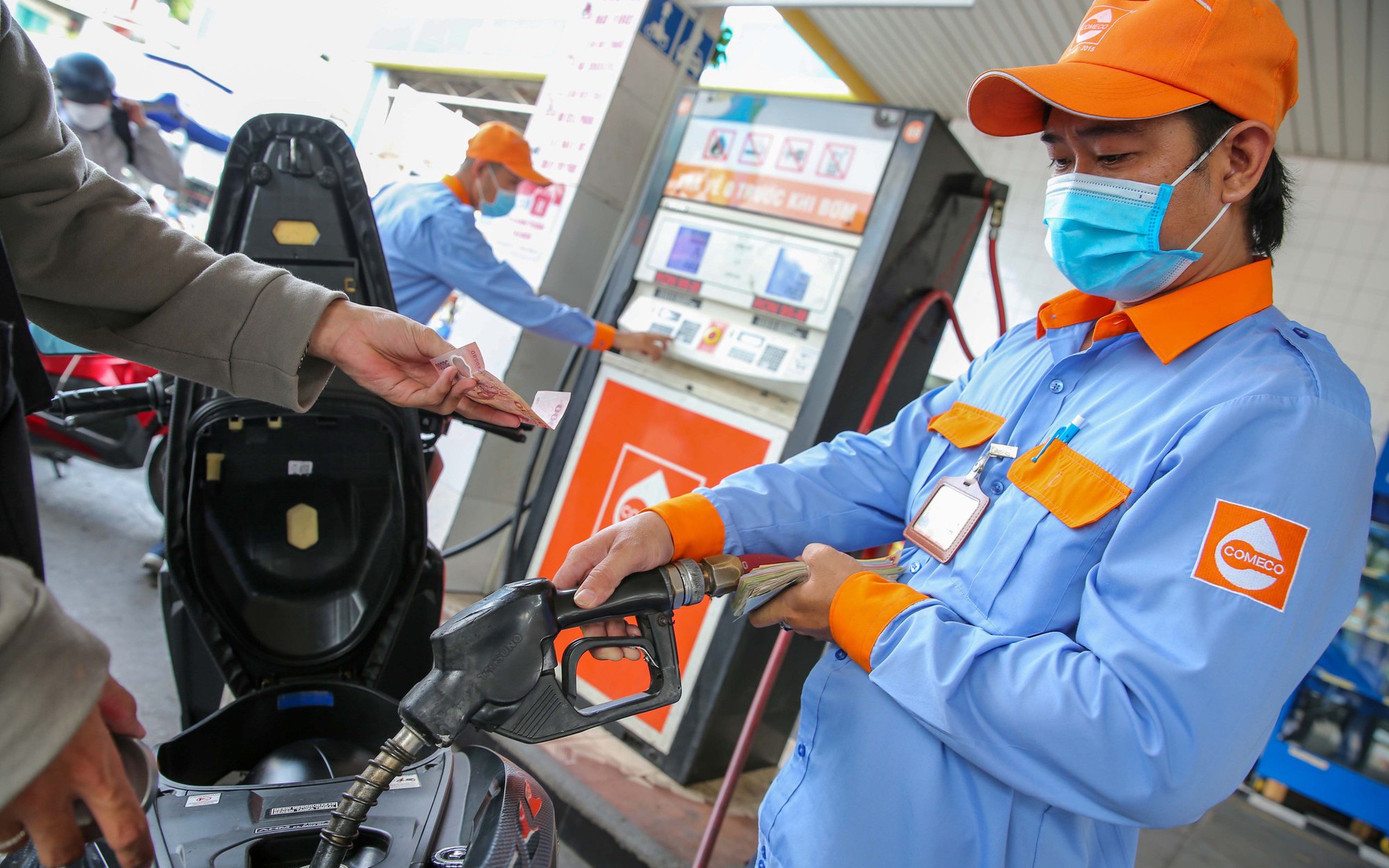 Giá xăng giảm sốc 1.491-1.712 đồng/lít