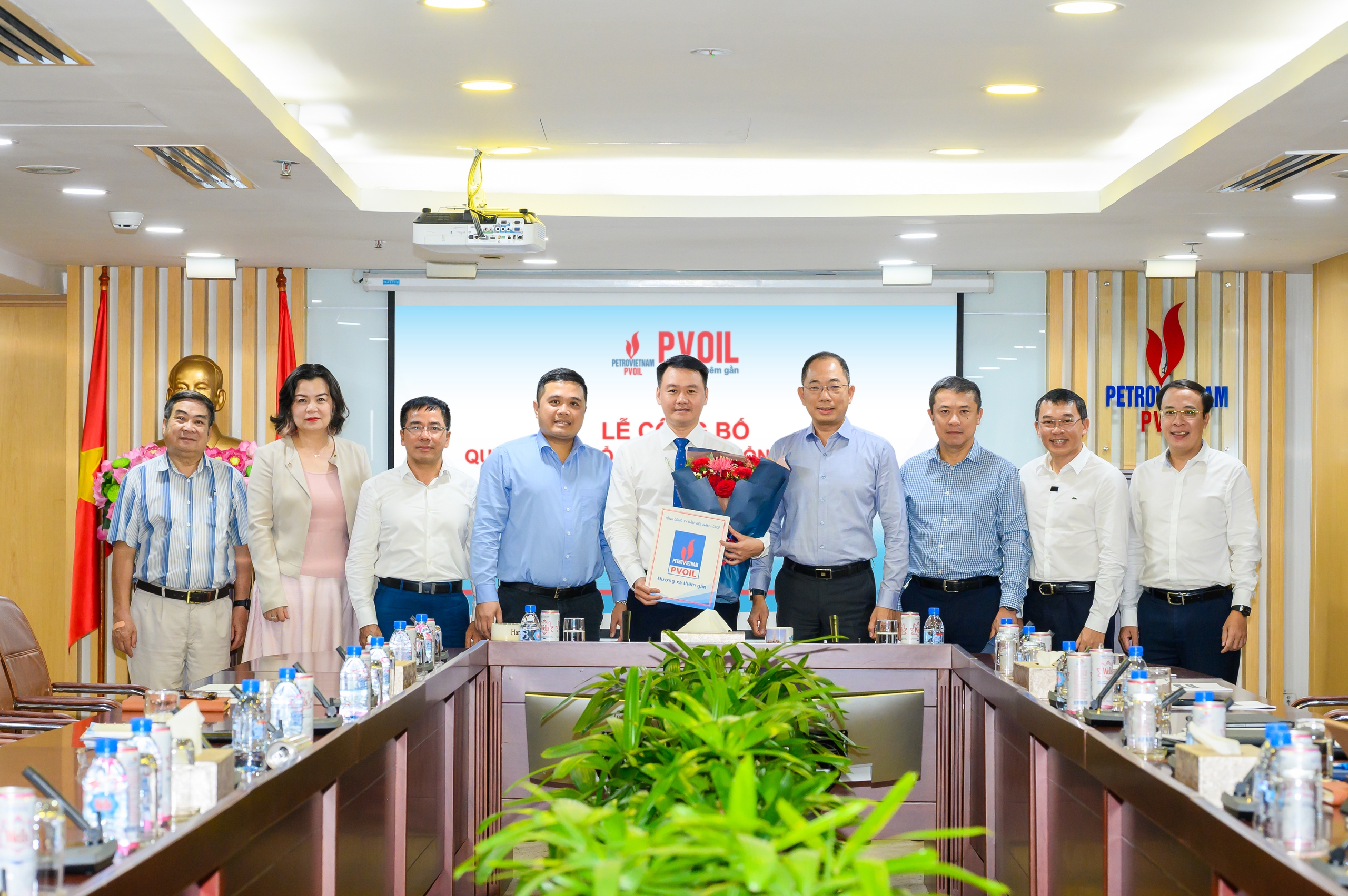Ban Lãnh đạo PVOIL chúc mừng ông Lê Trung Hưng - Phó Tổng Giám đốc PVOIL