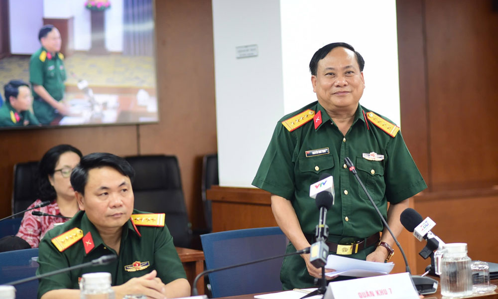 Đại t&aacute; Nguyễn Như Tr&uacute;c - Ph&oacute; Chủ nhiệm ch&iacute;nh trị, Qu&acirc;n khu 7 - th&ocirc;ng tin tại buổi họp b&aacute;o