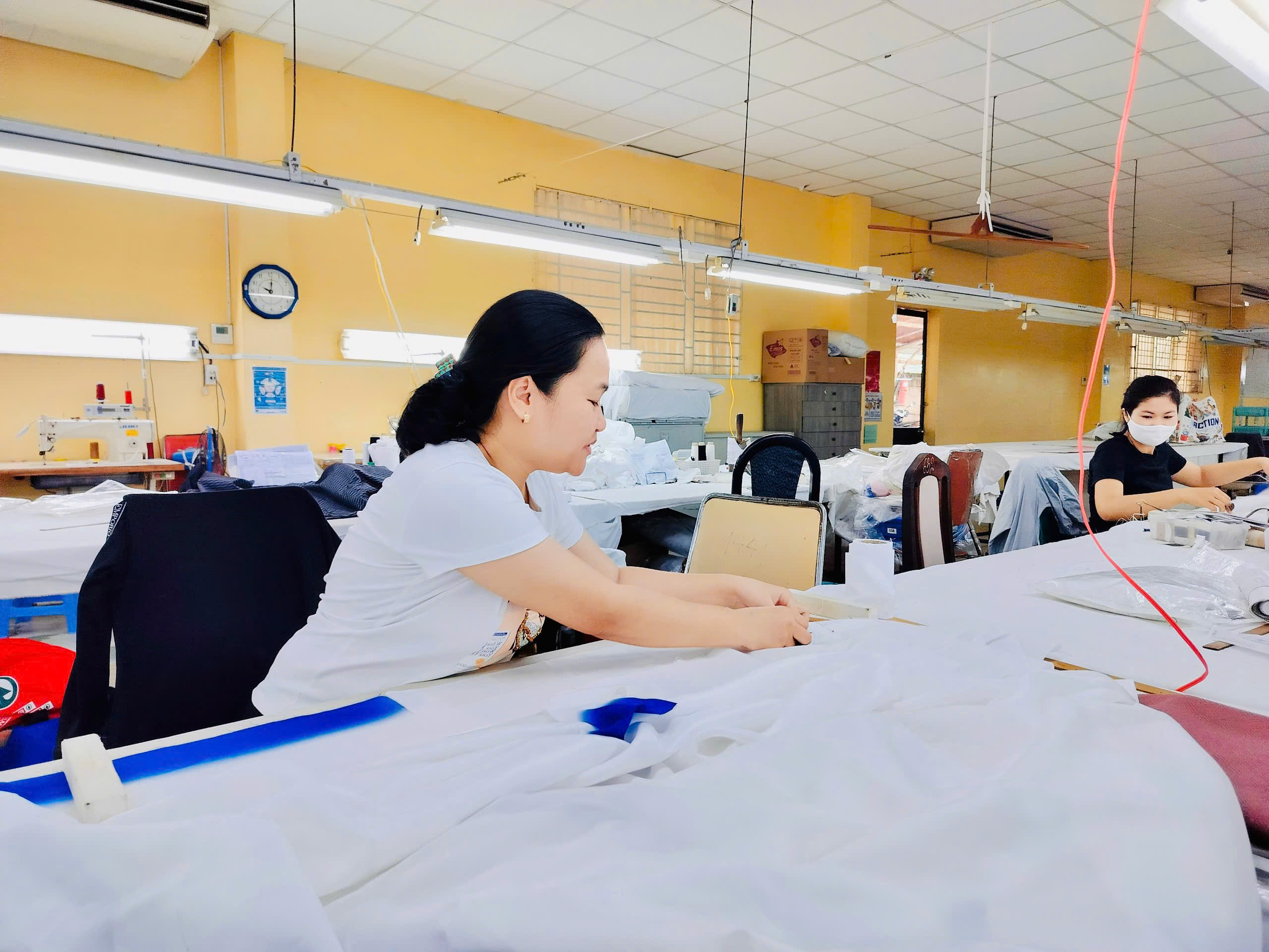 Thu nhập công nhân may thuộc nhóm thấp nhất- Ảnh 1.