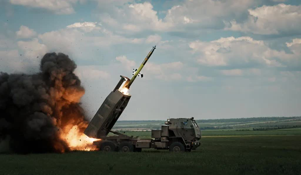 Hệ thống t&ecirc;n lửa ph&aacute;o binh cơ động cao (HIMARS). Ảnh: Global Ukraine Images