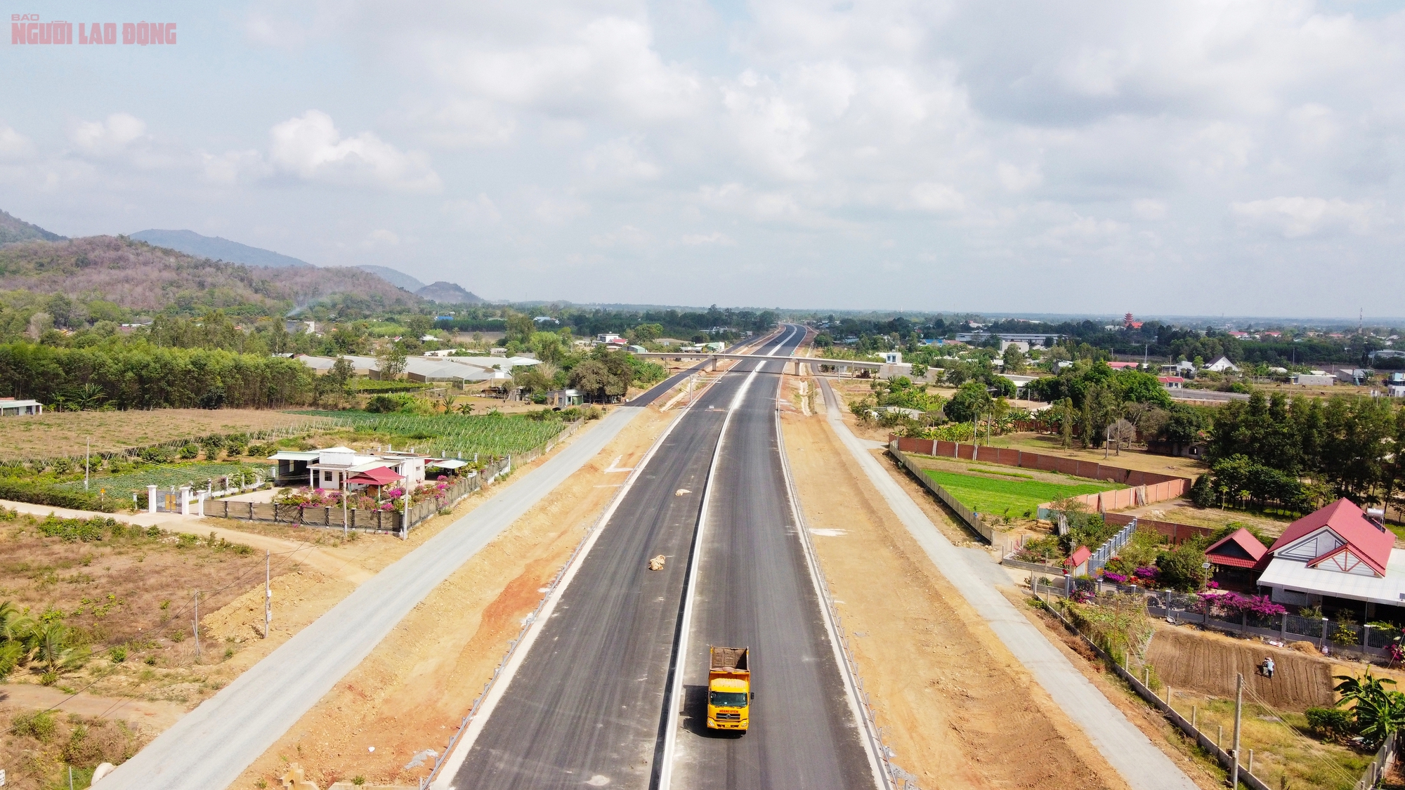 Cận cảnh 19,5 km đường cao tốc Biên Hòa - Vũng Tàu trước ngày thông xe kỹ thuật- Ảnh 1.