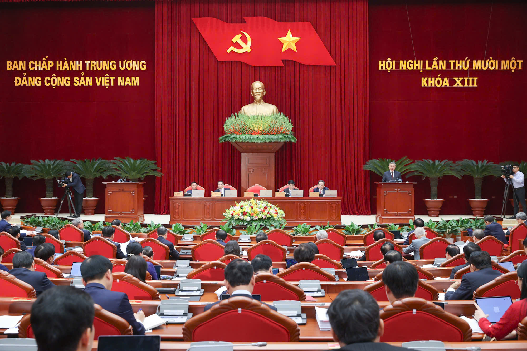 Bộ Ch&iacute;nh trị họp cho &yacute; kiến về tiếp thu, giải tr&igrave;nh &yacute; kiến Trung ương về sắp xếp tổ chức bộ m&aacute;y- Ảnh 1.
