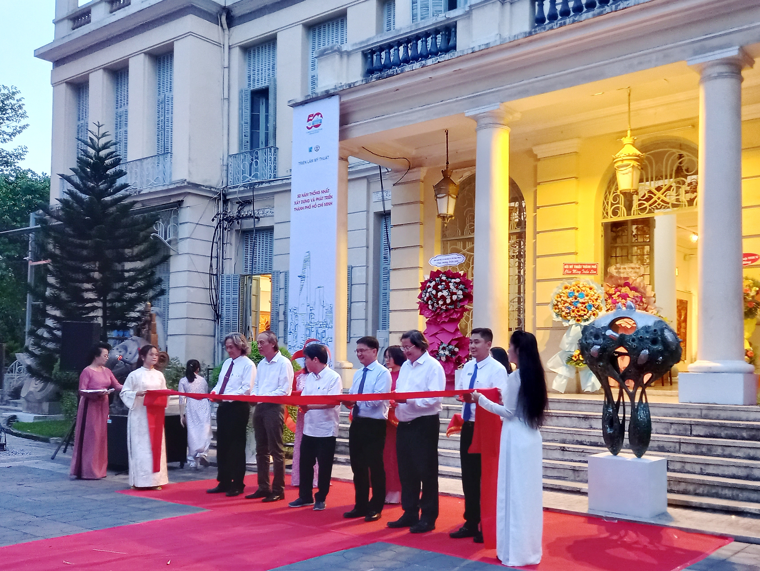 Triển l&atilde;m &ldquo;50 năm thống nhất - x&acirc;y dựng v&agrave; ph&aacute;t triển TP Hồ Ch&iacute; Minh&rdquo;- Ảnh 1.