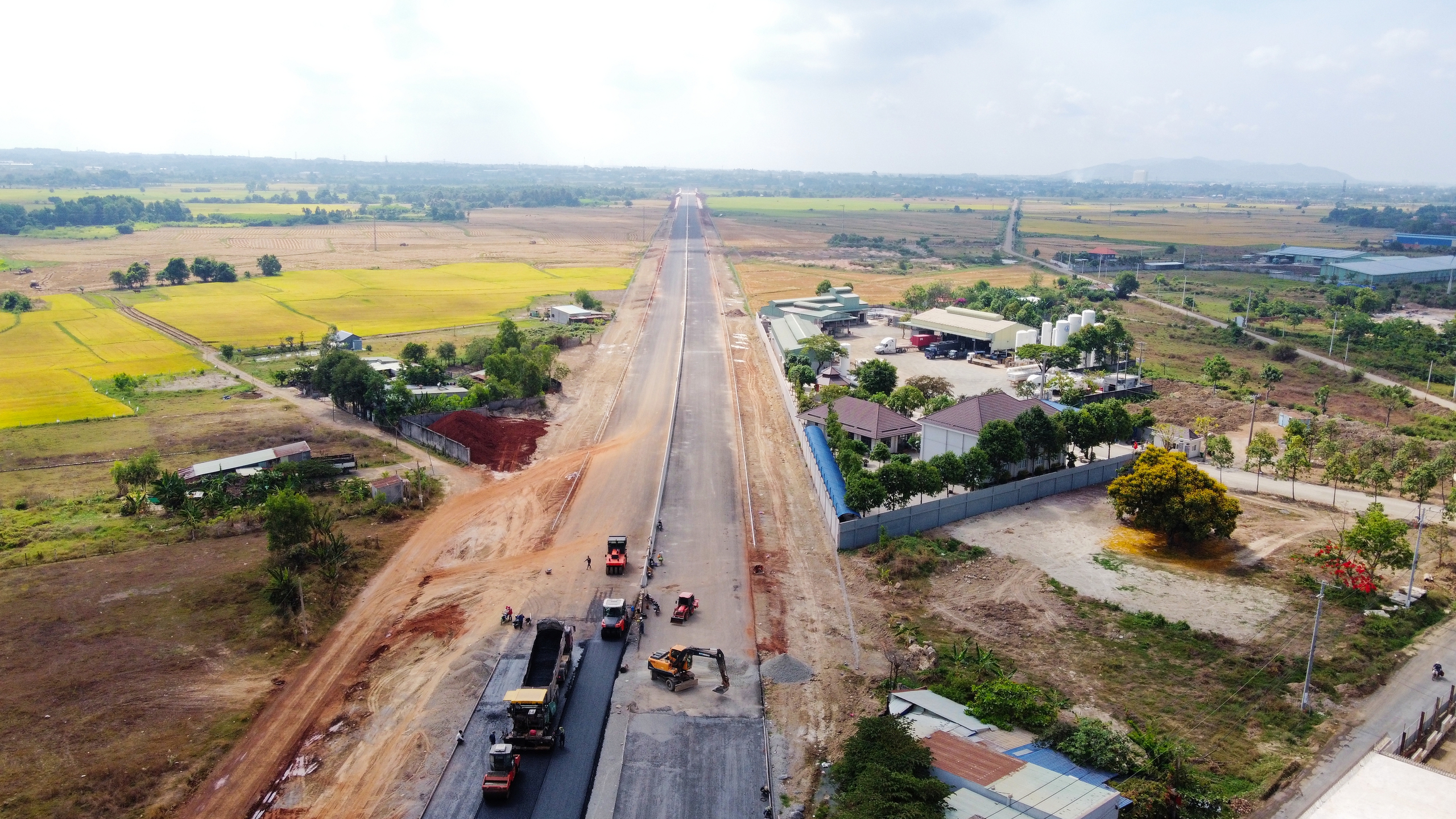 Cận cảnh đường cao tốc, đường ven biển ở Bà Rịa - Vũng Tàu trước ngày thông xe- Ảnh 1.