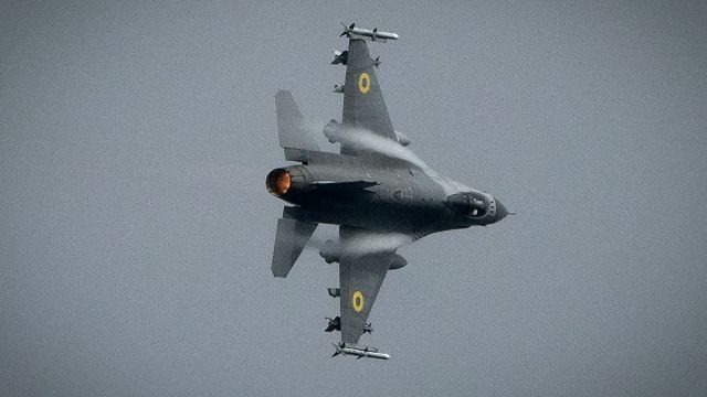 Máy bay F-16 đang tung cánh trên bầu trời. Ảnh: Efrem Lukatsky