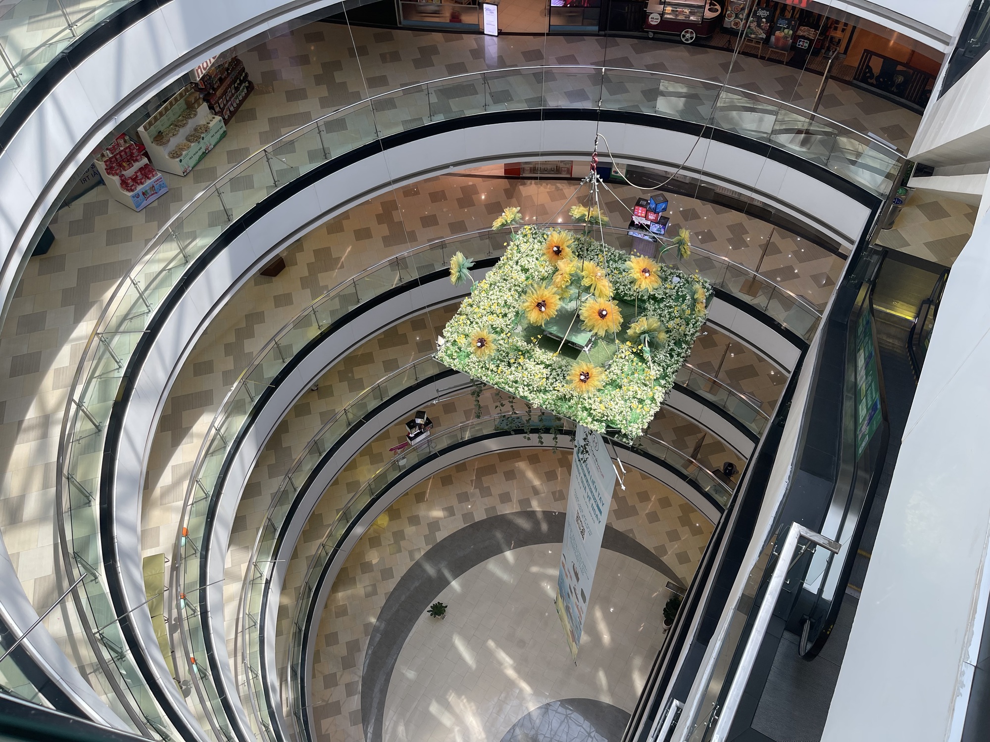 Hoạt động của Vạn Hạnh Mall ra sao sau 2 vụ nhảy lầu li&ecirc;n tiếp?- Ảnh 2.