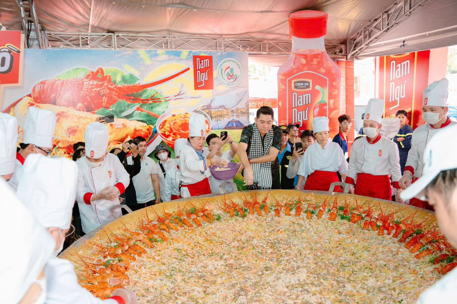 Nam Ngư chiêu đãi bà con bánh xèo khổng lồ tại Lễ hội bánh lớn nhất miền Tây 2025- Ảnh 1.