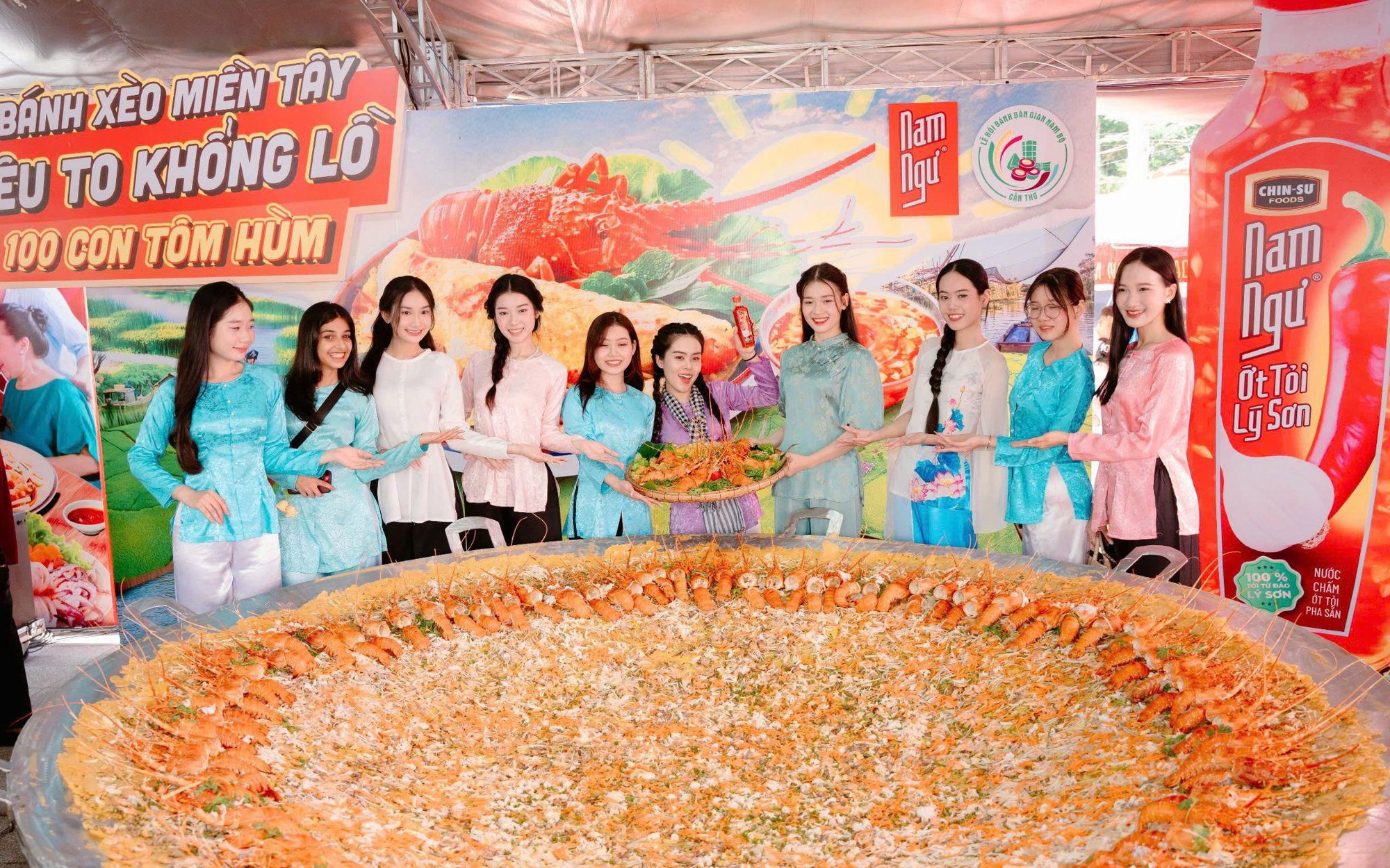 Nam Ngư chiêu đãi bà con bánh xèo khổng lồ tại Lễ hội bánh lớn nhất miền Tây 2025