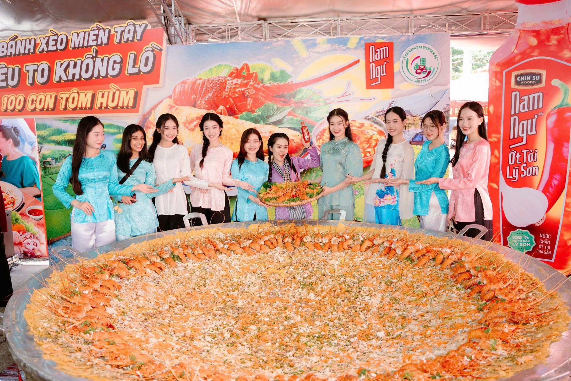 Nam Ngư chiêu đãi bà con bánh xèo khổng lồ tại Lễ hội bánh lớn nhất miền Tây 2025- Ảnh 2.
