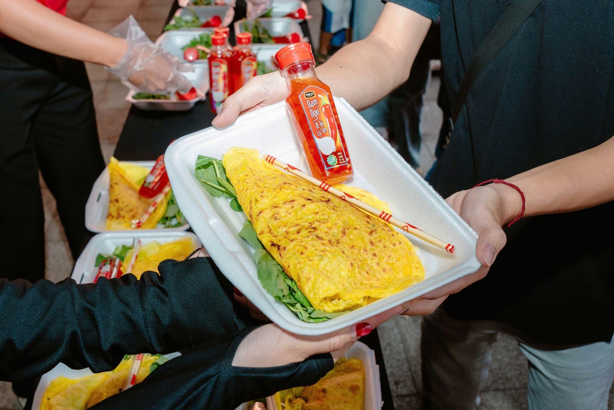 Nam Ngư chiêu đãi bà con bánh xèo khổng lồ tại Lễ hội bánh lớn nhất miền Tây 2025- Ảnh 3.