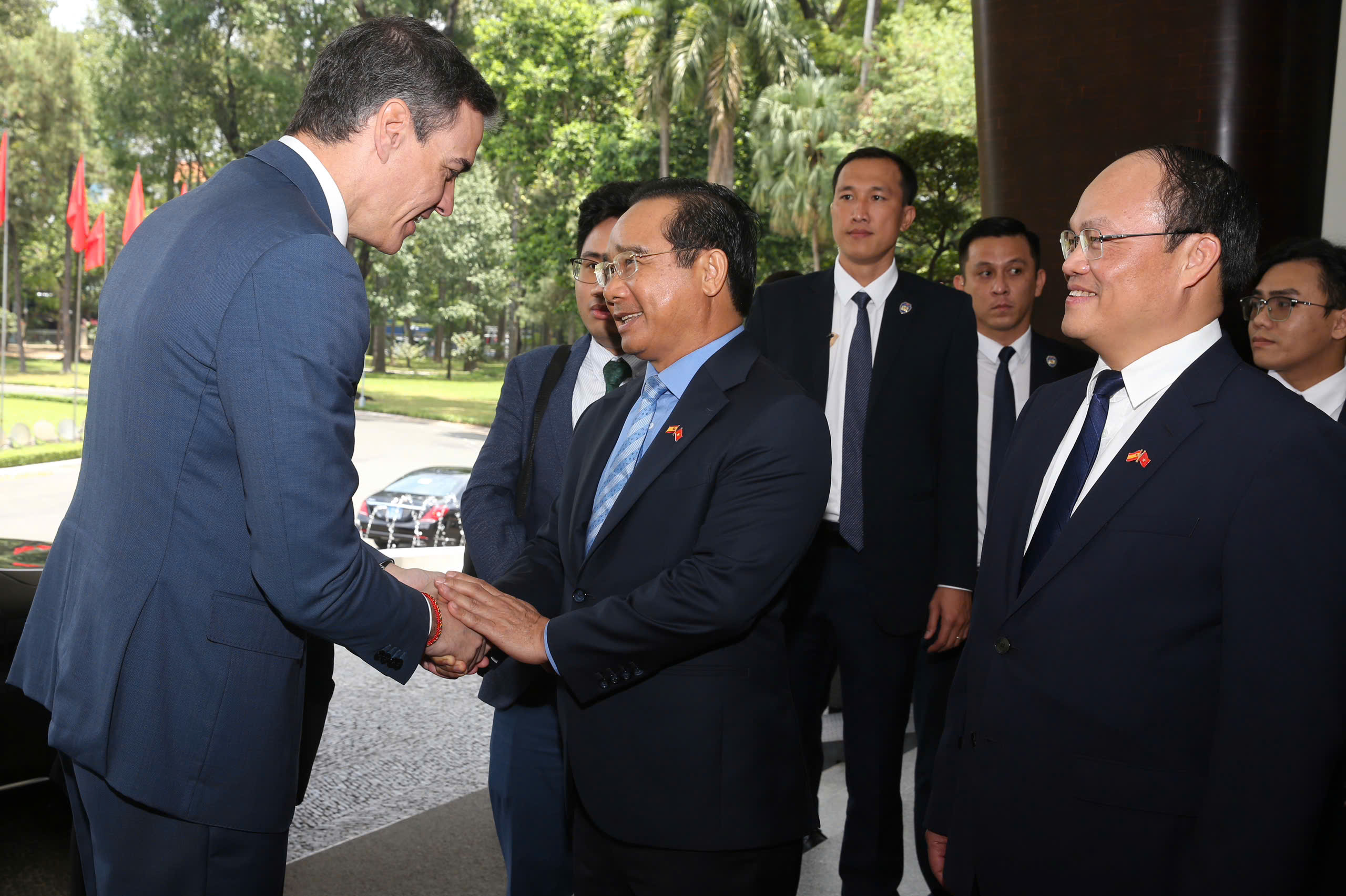 Chủ tịch UBND TP HCM Nguyễn Văn Được bắt tay Thủ tướng T&acirc;y Ban Nha Pedro Sanchez tại Hội trường Thống Nhất ng&agrave;y 10-4. Ảnh: Ho&agrave;ng Triều
