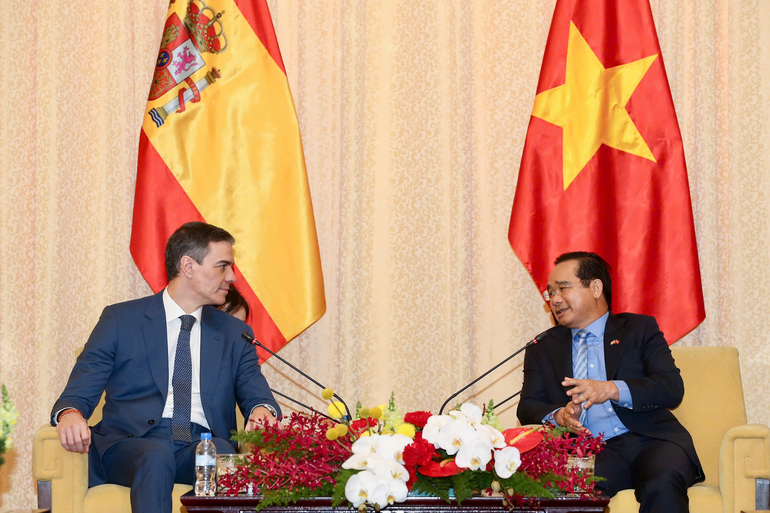 Chủ tịch UBND TP HCM Nguyễn Văn Được hội kiến Thủ tướng T&acirc;y Ban Nha Pedro Sanchez tại Hội trường Thống Nhất ng&agrave;y 10-4. Ảnh: Ho&agrave;ng Triều