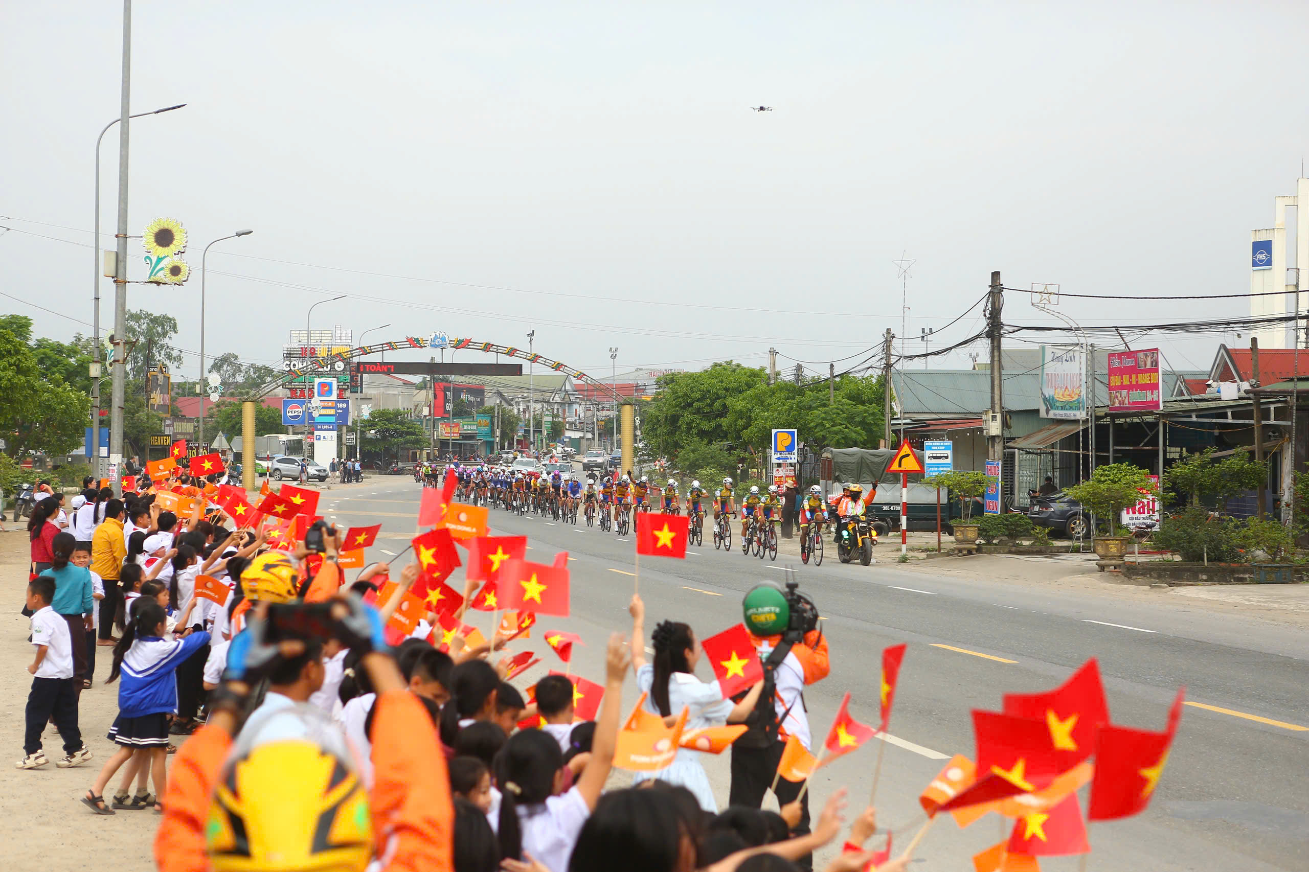 C&aacute;n đỉnh đ&egrave;o Ngang đầu ti&ecirc;n, B&ugrave;i Duy T&ugrave;ng tạm giữ &Aacute;o chấm đỏ C&uacute;p truyền h&igrave;nh HTV-T&ocirc;n Đ&ocirc;ng &Aacute; 2025- Ảnh 1.