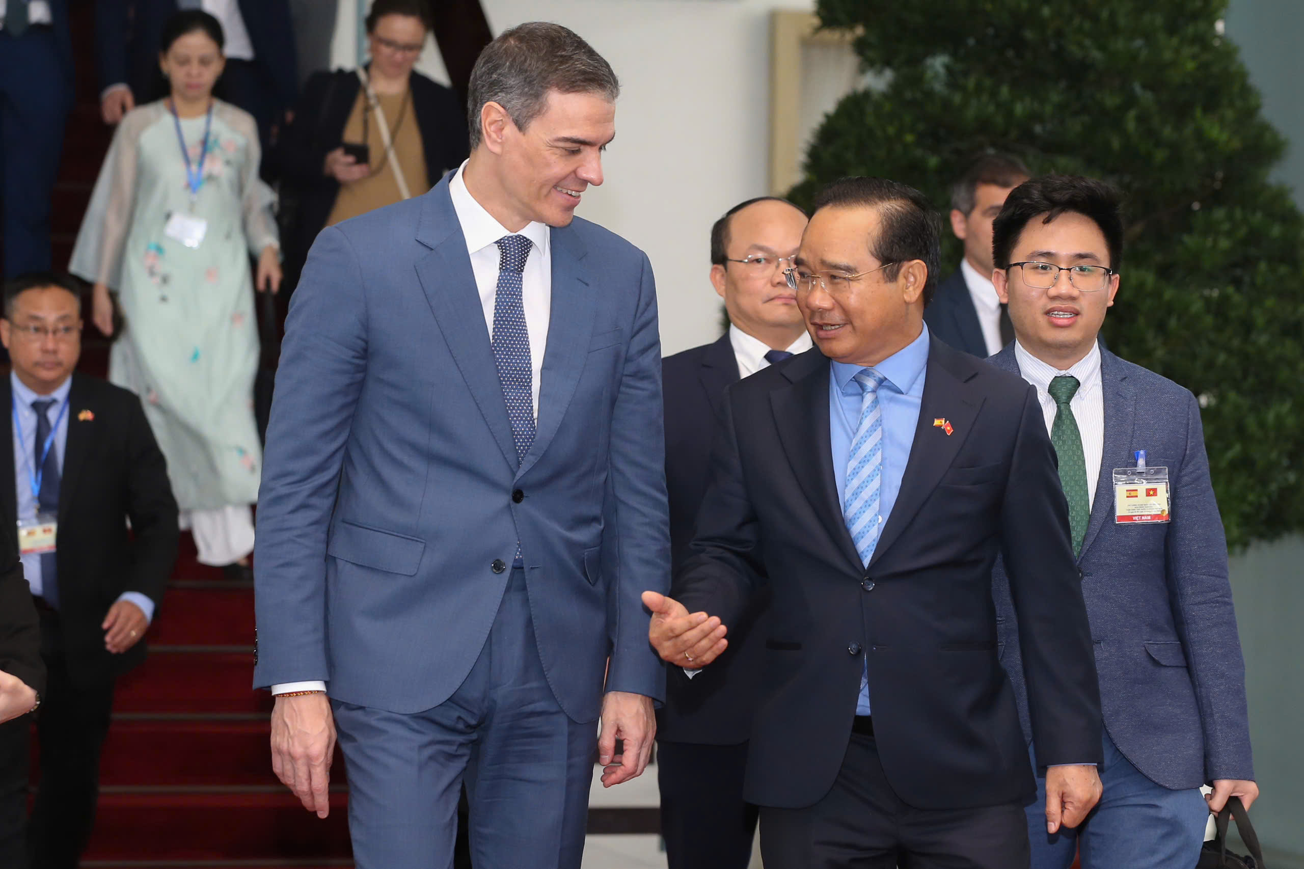 Chủ tịch UBND TP HCM Nguyễn Văn Được tr&ograve; chuyện với Thủ tướng T&acirc;y Ban Nha Pedro Sanchez tại Hội trường Thống Nhất ng&agrave;y 10-4. Ảnh: Ho&agrave;ng Triều