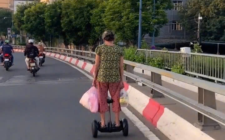 TP HCM: Cảnh sát xử lý 1 phụ nữ đi xe điện cân bằng trên cầu Khánh Hội