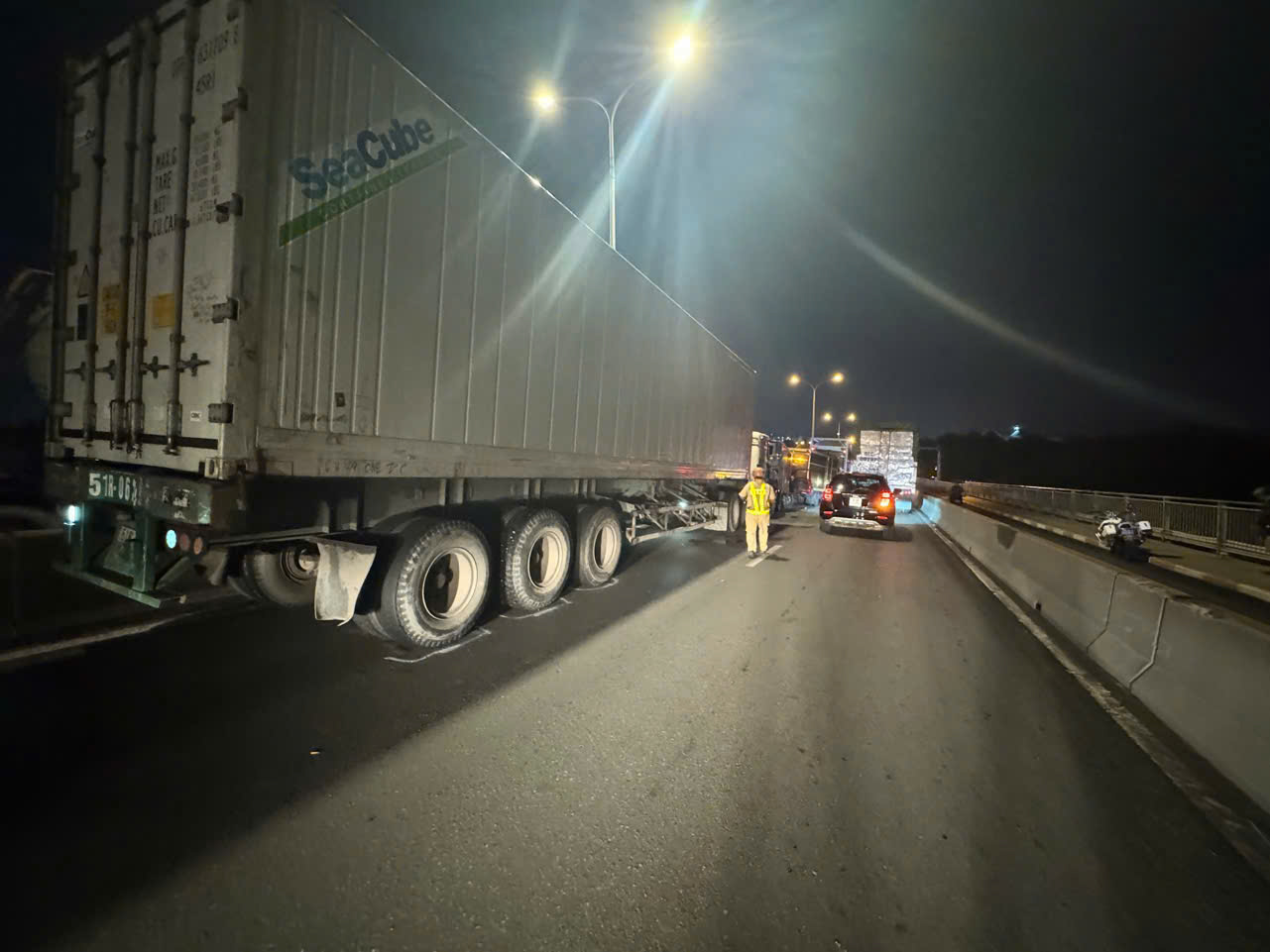 TP HCM: Lại tai nạn li&ecirc;n ho&agrave;n tr&ecirc;n cầu Ph&uacute; Mỹ- Ảnh 2.