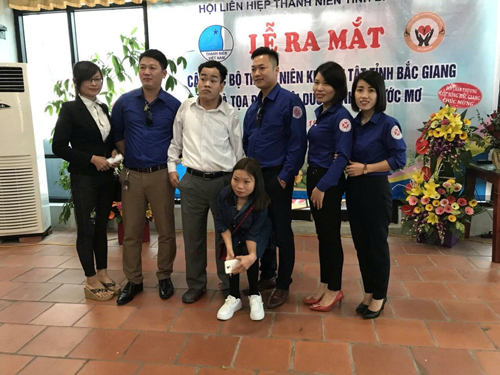 Anh Lê Viết Thuận (áo trắng) và hội viên ra mắt CLB Thanh niên khuyết tật Bắc Giang (ảnh do nhân vật cung cấp)