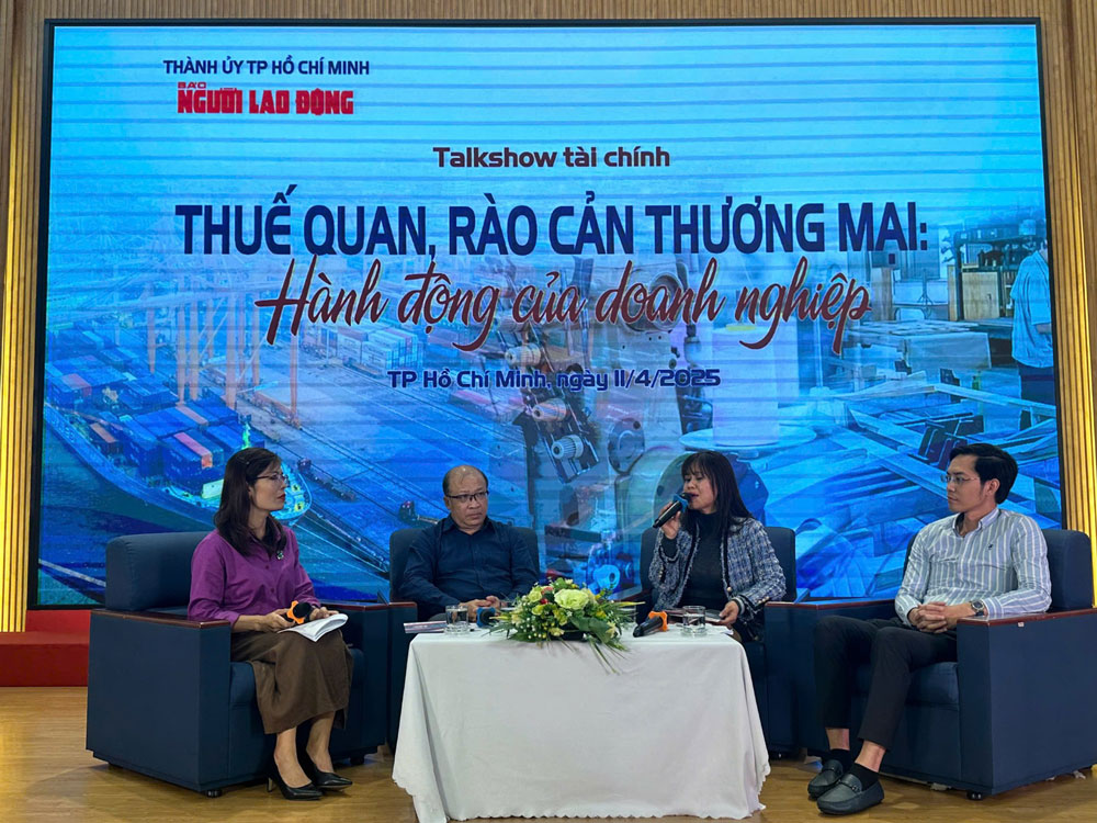 Các chuyên gia, đại diện doanh nghiệp và hiệp hội tham gia talkshow sáng 11-4. Ảnh: QUANG LIÊM
