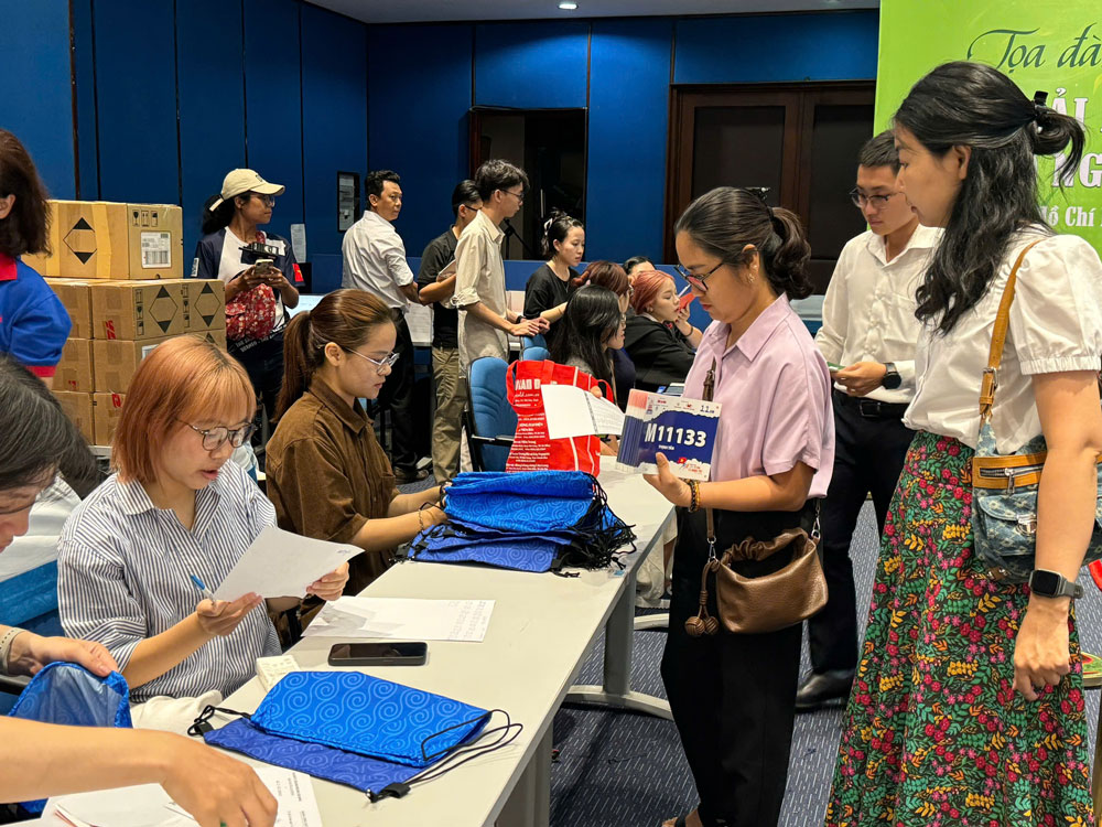Đại diện Agrirun nhận BIB cho to&agrave;n nh&oacute;m chạy. Ảnh: Đ&Ocirc;NG LINH