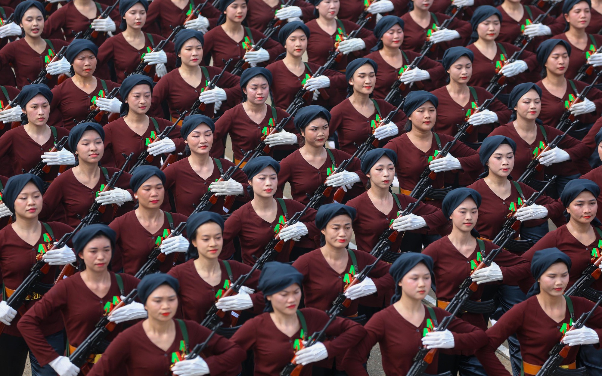 Những khối diễu binh nữ duyên dáng trên thao trường giữa nắng tháng 4 “đổ lửa”