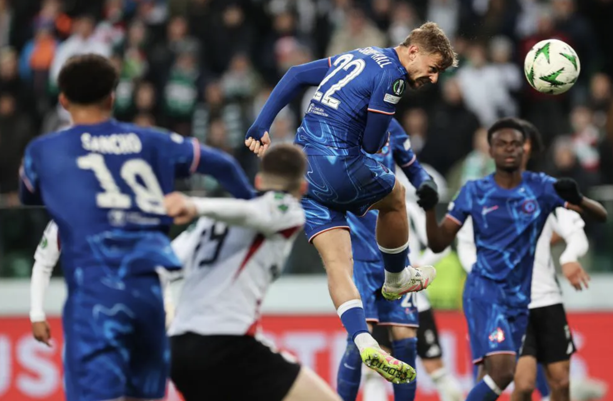 B&ugrave;ng nổ trước Legia Warsaw, Chelsea chạm tay v&eacute; b&aacute;n kết Conference League- Ảnh 1.