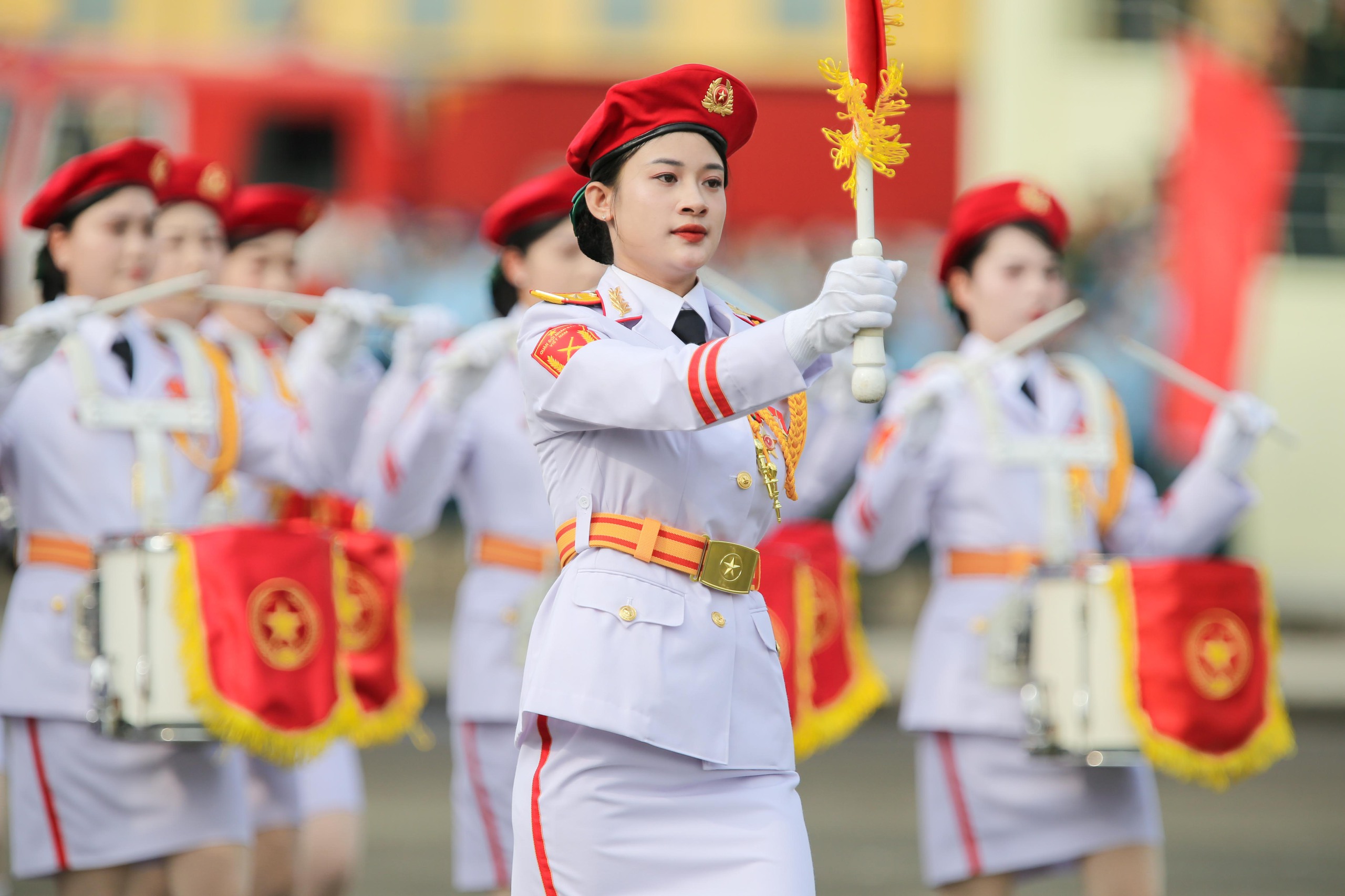 Những khối diễu binh nữ duy&ecirc;n d&aacute;ng tr&ecirc;n thao trường giữa nắng th&aacute;ng 4 &ldquo;đổ lửa&rdquo;- Ảnh 4.