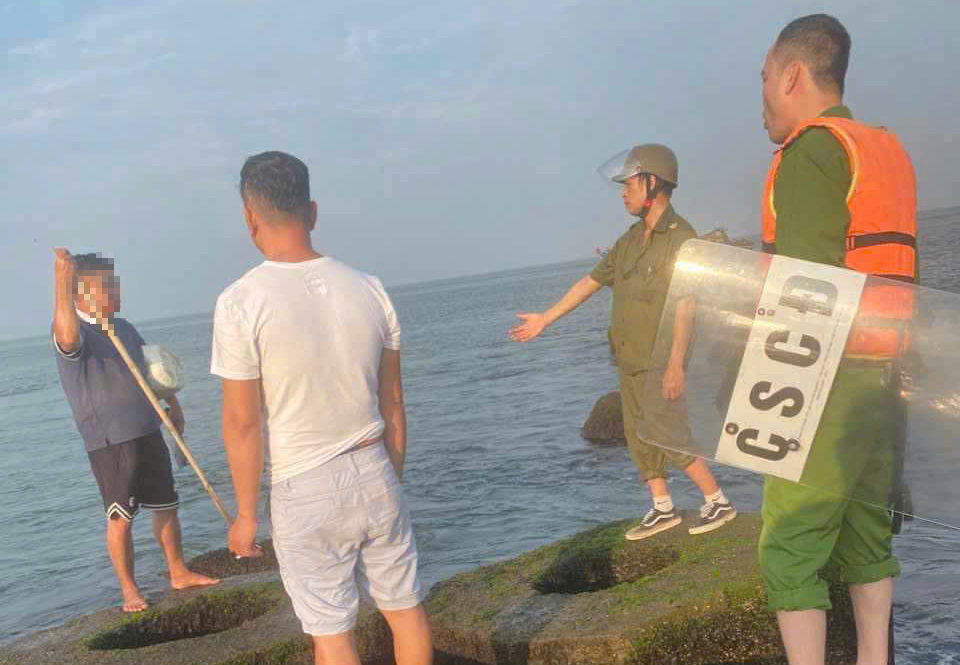 "Chết hụt" sau nhảy sông, người đàn ông lại bơi ra biển doạ tự tử- Ảnh 1.