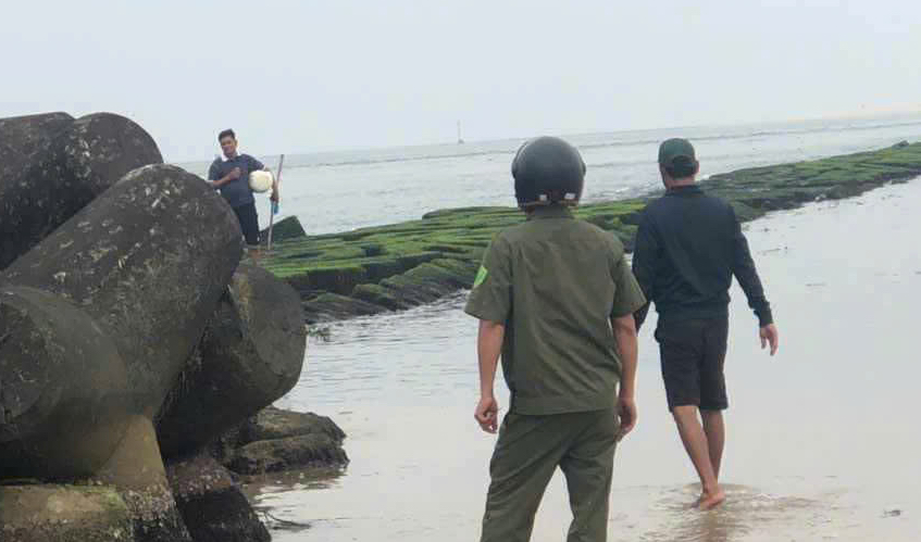 "Chết hụt" sau nhảy sông, người đàn ông lại bơi ra biển doạ tự tử- Ảnh 2.
