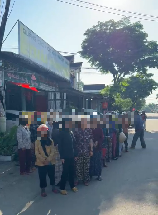 Bất ngờ Facebook "Dưỡng Dướng Dường" vẫn trực tiếp cảnh trao gạo cho người kh&oacute; khăn - Ảnh 1.