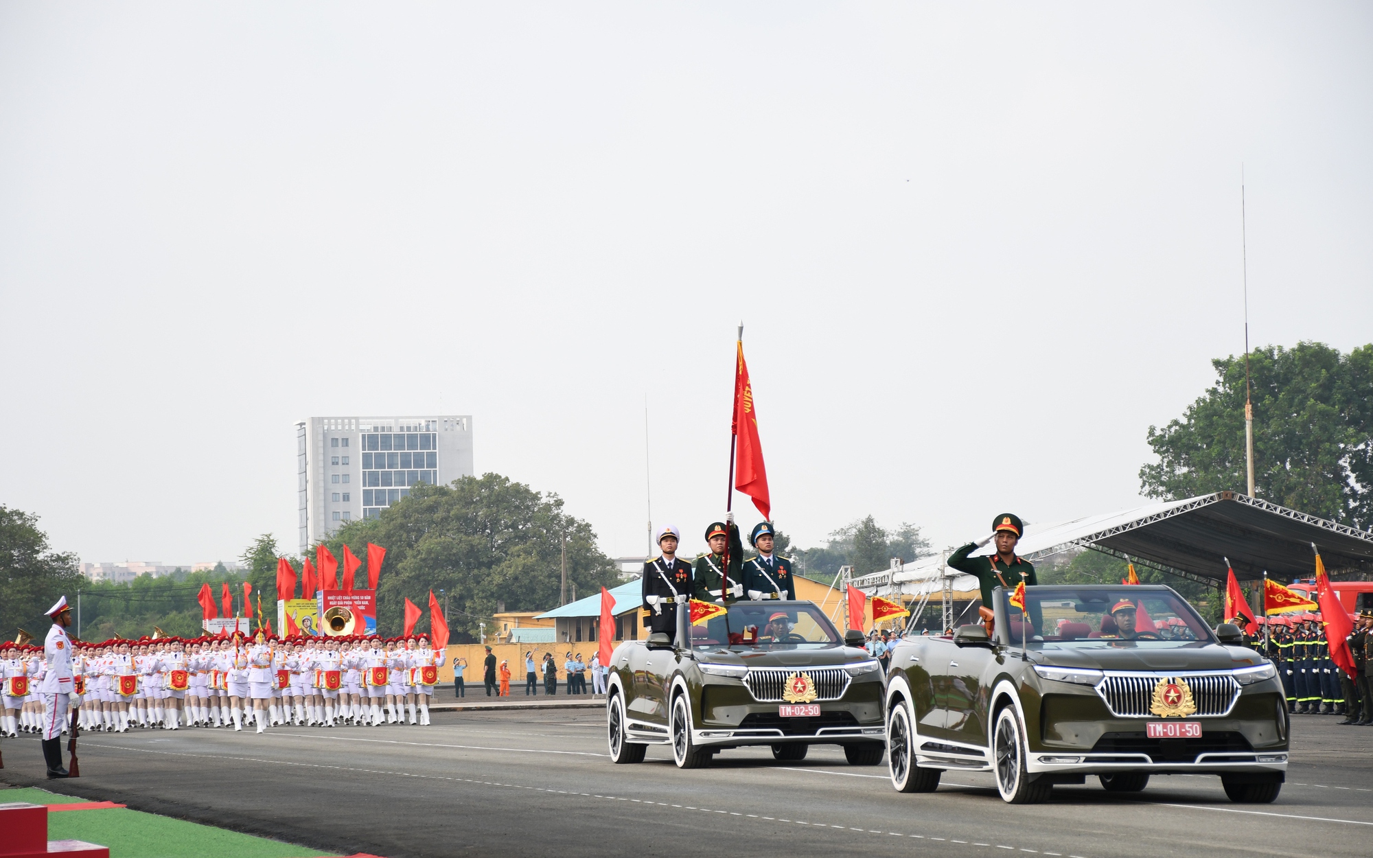 Clip, hình ảnh máy bay kéo cờ Tổ quốc, chiến sĩ hợp luyện tại sân bay Biên Hòa