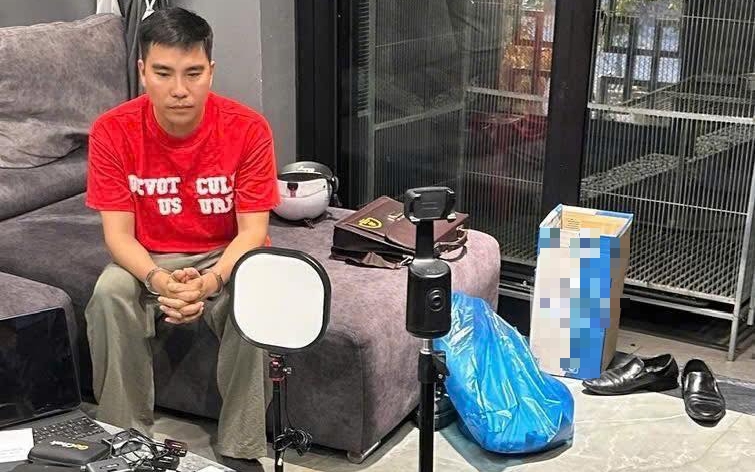 Bất ngờ Facebook "Dưỡng Dướng Dường" vẫn trực tiếp cảnh trao gạo cho người khó khăn