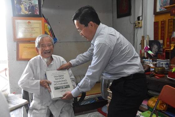 Lãnh đạo Báo Người Lao Động trong một lần tới thăm nhà nghiên cứu Nguyễn Đình Tư Ảnh: TẤN THẠNH - HOÀNG TRIỀU - HUỲNH NHƯ