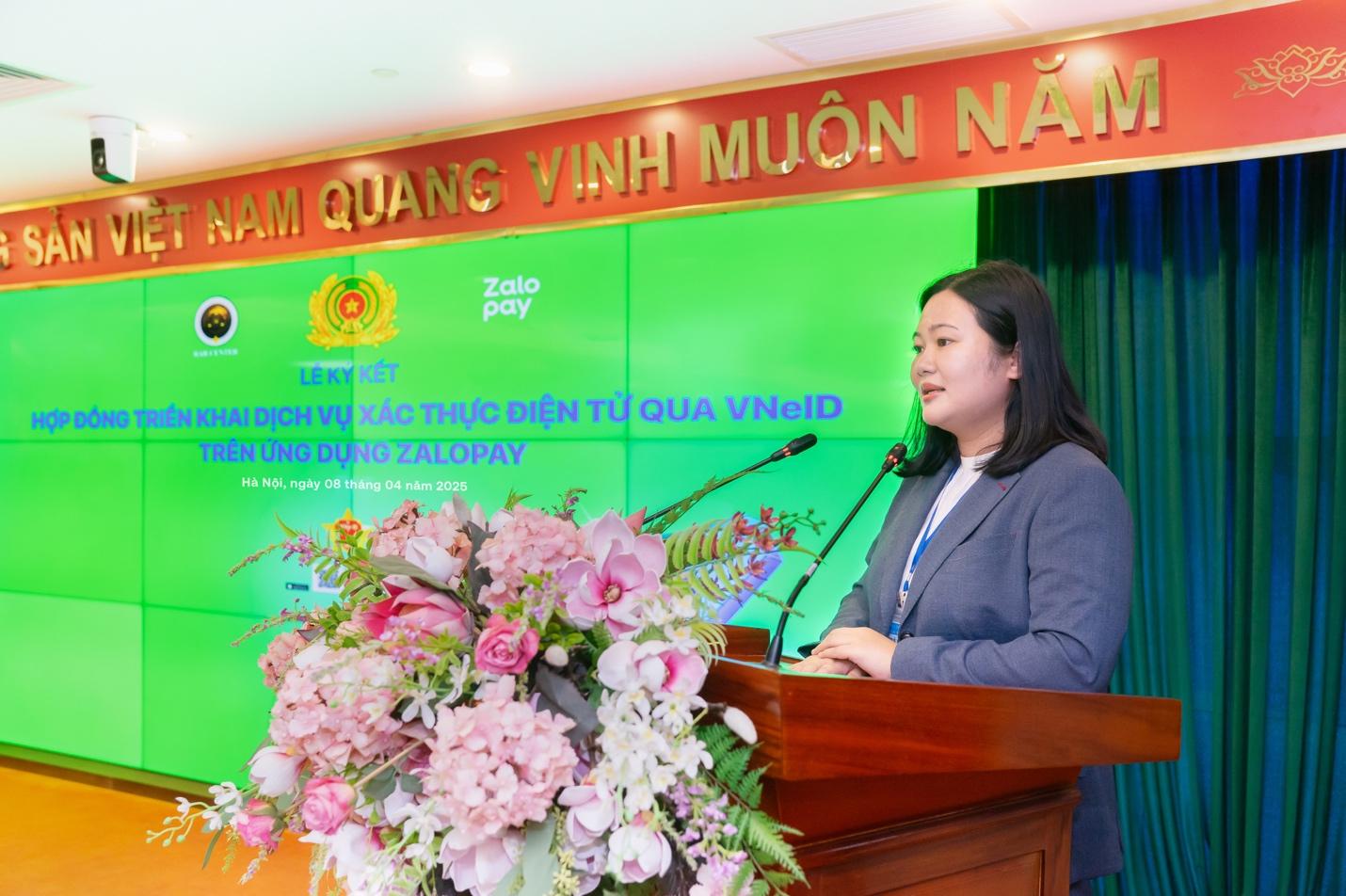 A person standing at a podium  Description automatically generated