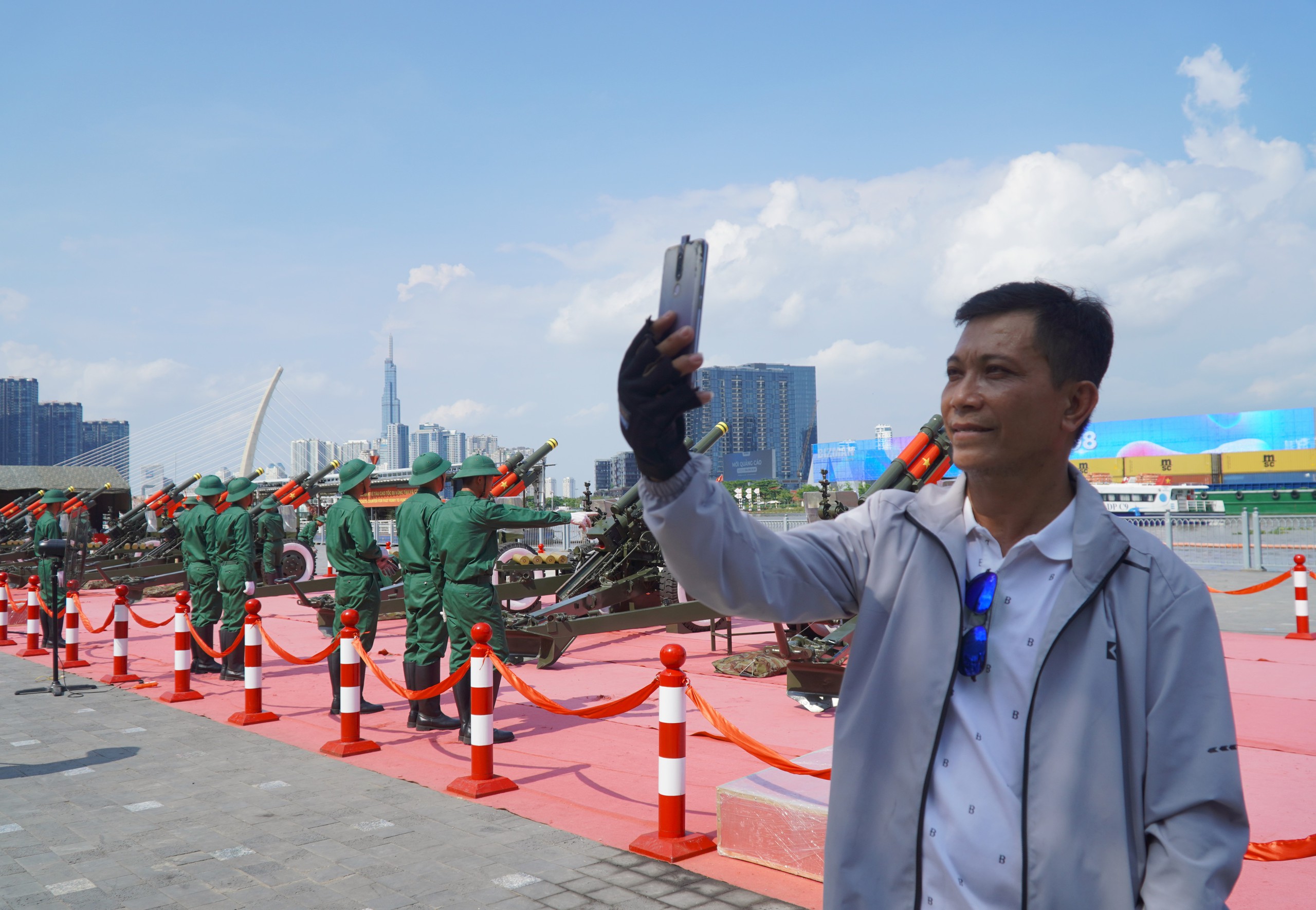 VIDEO: Tọa độ &ldquo;check-in&rdquo; sớm kh&ocirc;ng kh&iacute; Đại lễ 30-4 tại TP HCM- Ảnh 18.