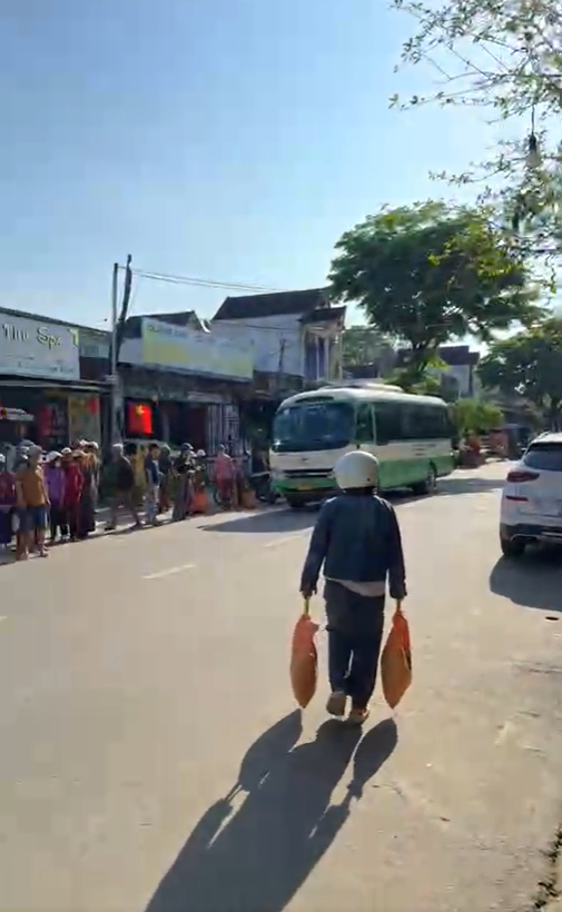 Bất ngờ Facebook "Dưỡng Dướng Dường" vẫn trực tiếp cảnh trao gạo cho người kh&oacute; khăn - Ảnh 4.