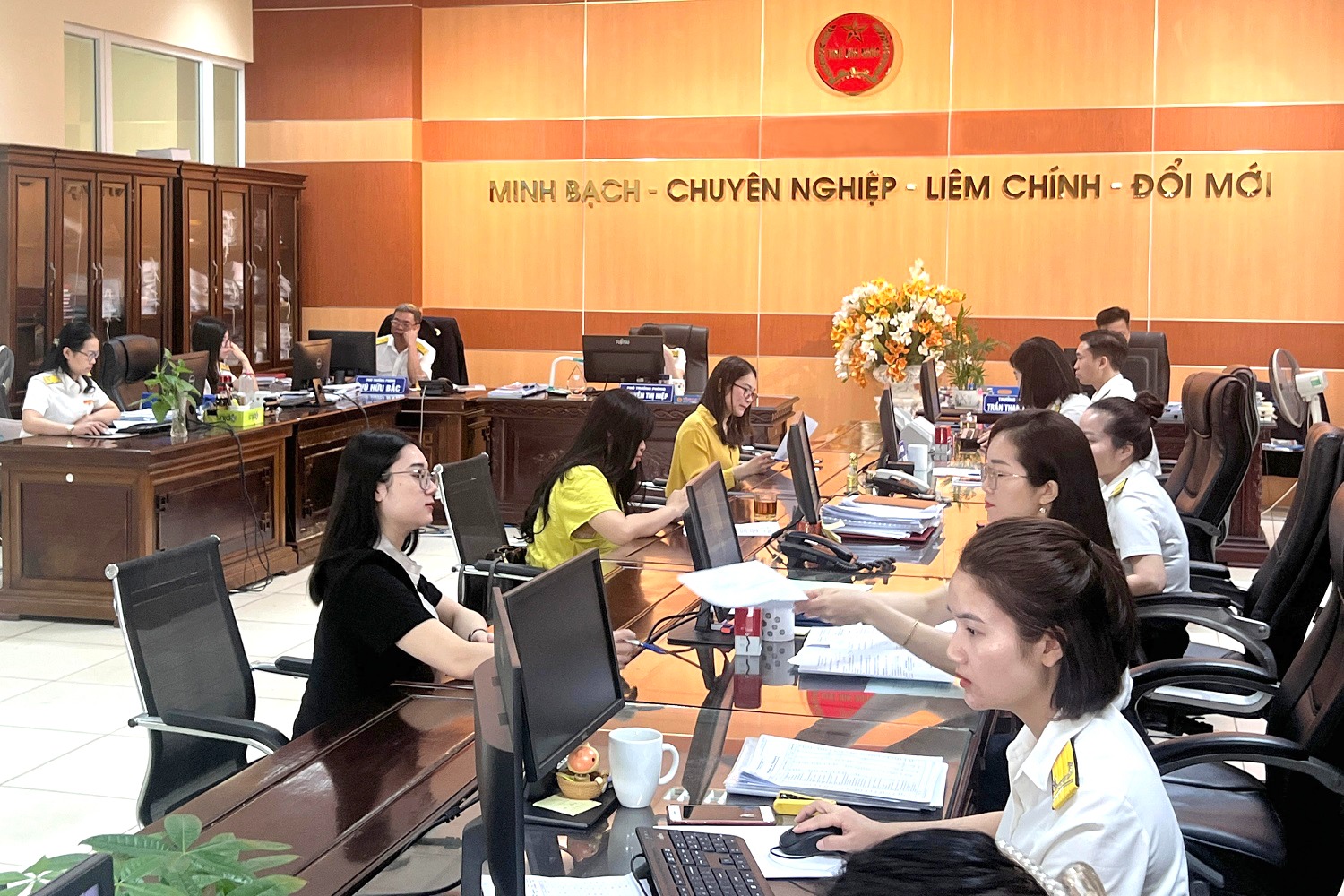 Công chức thuế sẽ được hỗ trợ 100 % lương từ 1 - 7 - 2026 theo dự thảo mới - Ảnh 1.