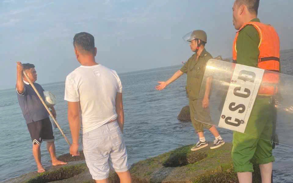 "Chết hụt" sau nhảy sông, người đàn ông lại bơi ra biển doạ tự tử