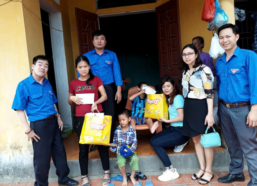 Anh Thuận và hội viên tặng quà cho người khuyết tật tại địa phương