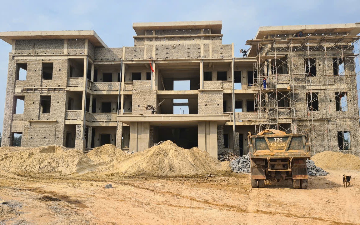 Lý do Quảng Bình vẫn tiếp tục cho xây dựng hoàn thiện trụ sở trong lúc sắp xếp bộ máy