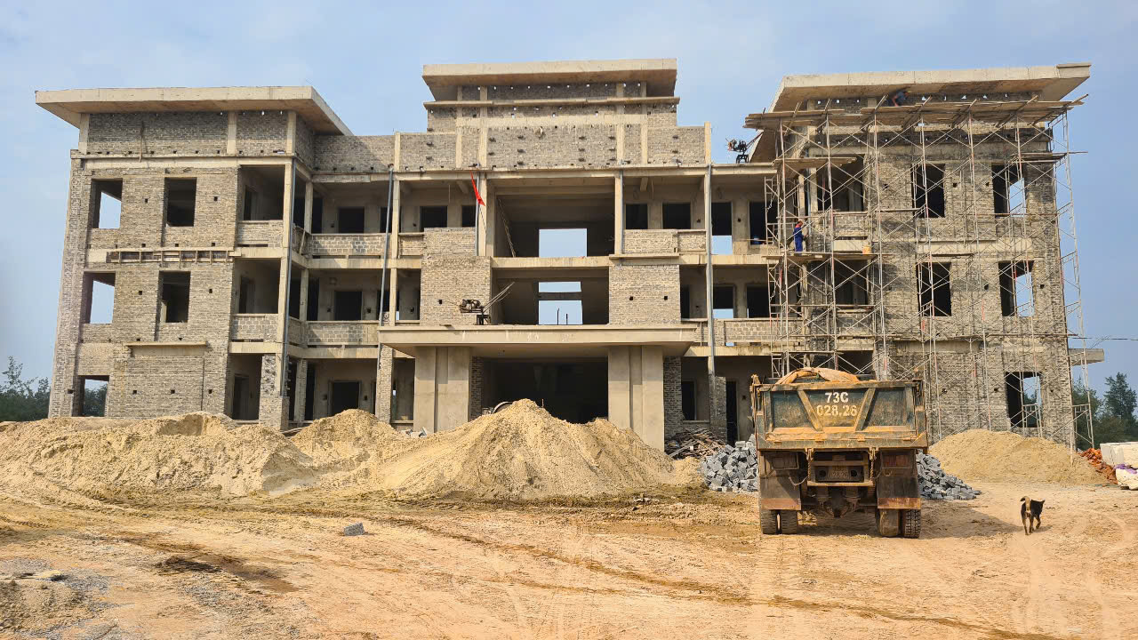 Lý do Quảng Bình vẫn tiếp tục cho xây dựng hoàn thiện trụ sở trong lúc sắp xếp bộ máy - Ảnh 1.
