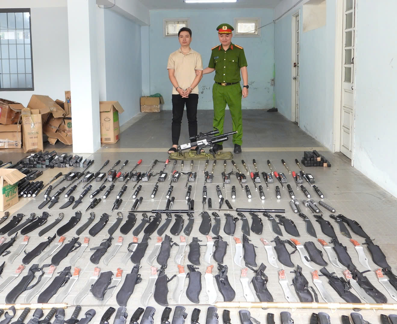 Cận cảnh kho vũ kh&iacute;, giấy tờ giả vừa bị C&ocirc;ng an TP  Đ&agrave; Nẵng triệt ph&aacute;- Ảnh 1.