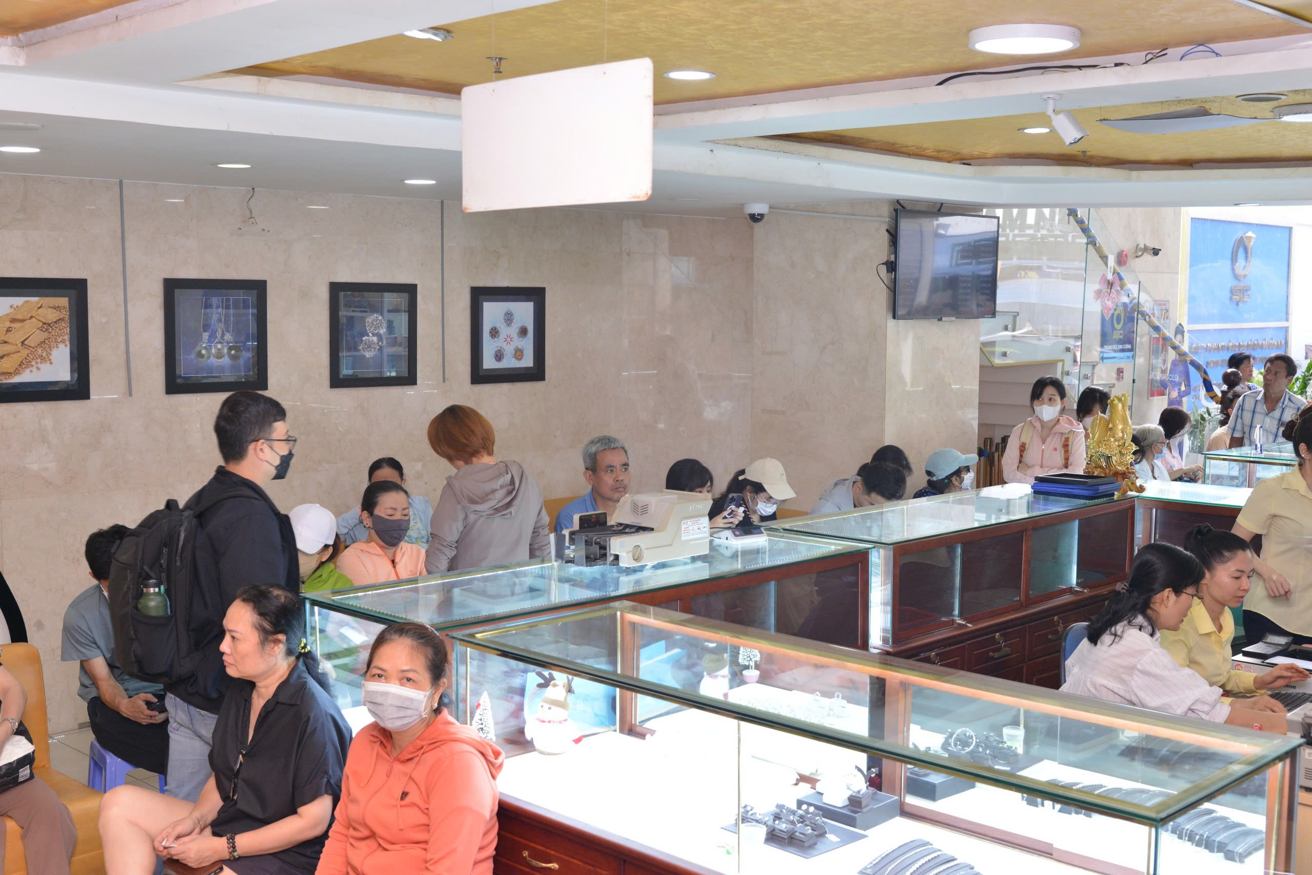Xếp h&agrave;ng để b&aacute;n v&agrave;ng khi gi&aacute; vượt 106 triệu đồng/lượng- Ảnh 2.
