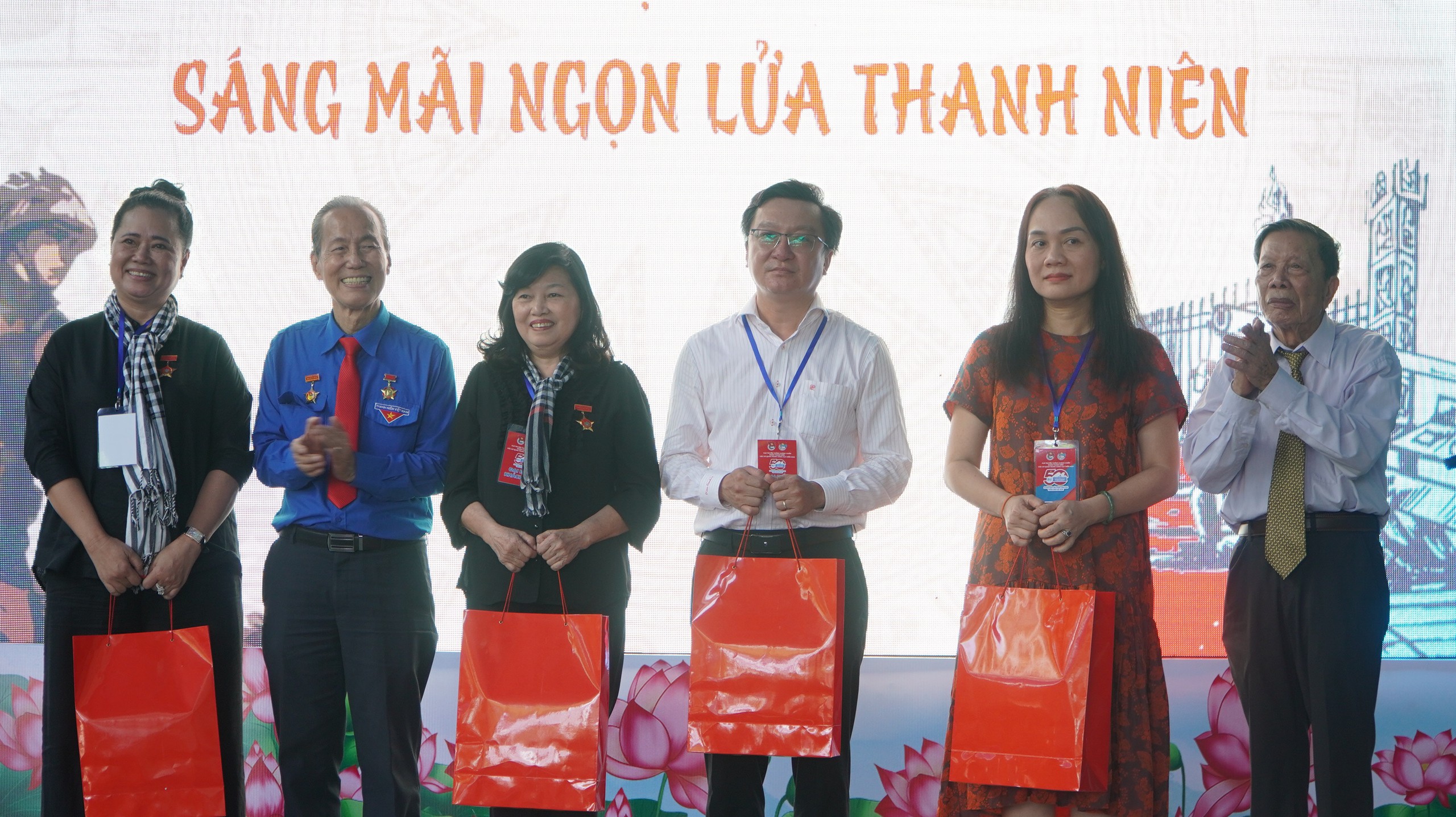 Nguy&ecirc;n Chủ tịch nước Nguyễn Minh Triết dự Lễ kỷ niệm 50 năm thống nhất đất nước- Ảnh 7.