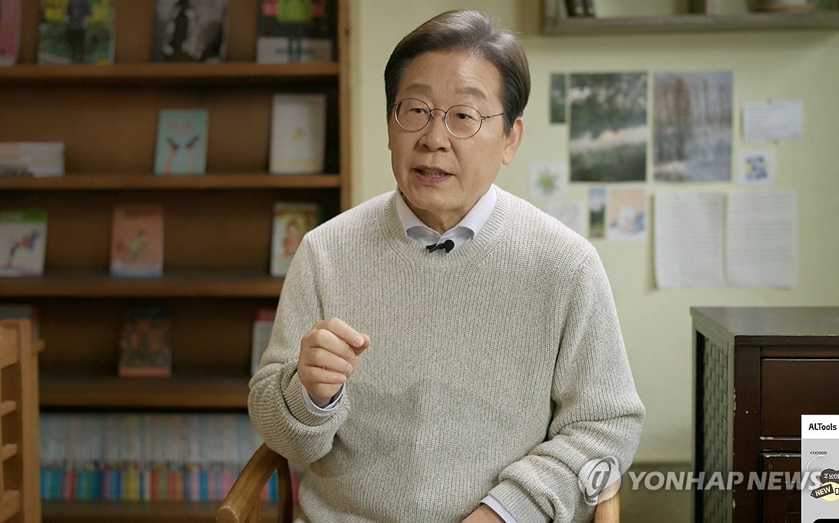 Ông Lee Jae-myung, cựu Chủ tịch đảng Dân chủ, thông báo ra tranh cử tổng thống Hàn Quốc hôm 10-4 Ảnh: YONHAP