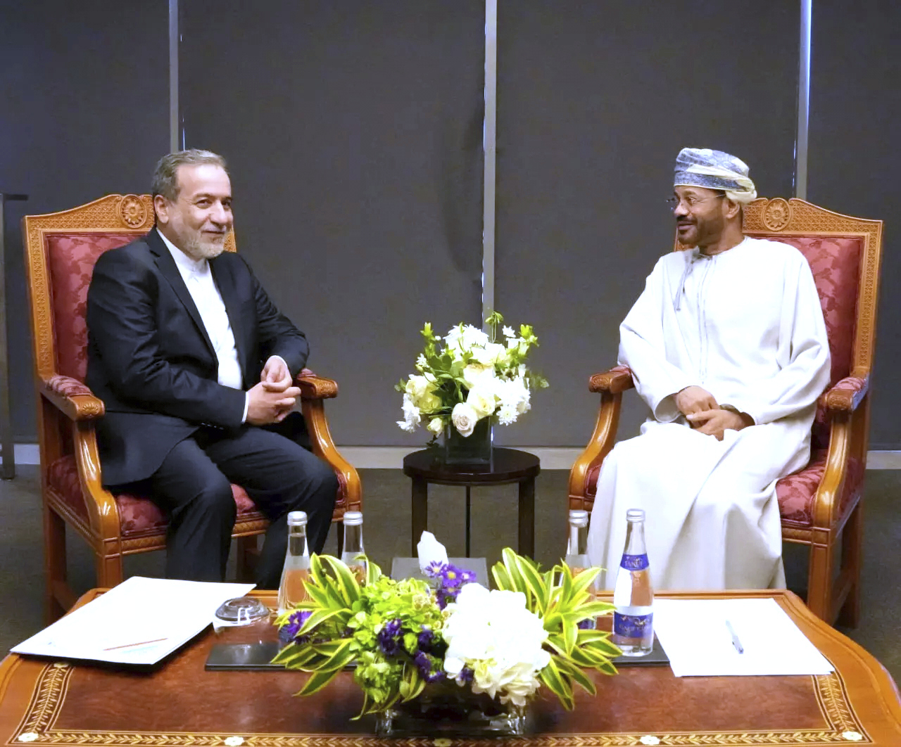Bộ trưởng Ngoại giao Iran Abbas Araghchi gặp người đồng cấp Oman Sayyid Badr Al Busaidi trước thềm đ&agrave;m ph&aacute;n với Mỹ h&ocirc;m 12-4 Ảnh: AP